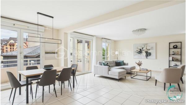 Vous recherchez un bien offrant un accès immédiat à Genève tout en bénéficiant des avantages du marché immobilier français ? 
Découvrez ce superbe appartement T4 idéalement situé à seulement 200 mètres de la douane de Moillesulaz, au pied du tramway reliant directement le centre de Genève.

Situé au 2ᵉ étage d’une résidence avec ascenseur, cet appartement séduit dès l’entrée par ses volumes généreux, sa luminosité remarquable et son agencement parfaitement pensé pour une vie de famille ou un investissement patrimonial de qualité.

Il se compose d’une entrée avec placards, d’une vaste pièce de vie baignée de lumière avec cuisine ouverte sur le séjour, donnant accès à un premier balcon. L’espace nuit comprend une suite parentale avec salle de douches, toilettes privatives et accès direct à un agréable balcon-terrasse, deux chambres supplémentaires, une salle de bains ainsi qu’un WC indépendant.

Les prestations offrent un bon niveau de confort : huisseries PVC double vitrage, volets roulants électriques avec télécommande, interphone, chauffage individuel au gaz, système d’alarme existant et nombreux rangements.

En annexes, vous bénéficierez d’une cave ainsi que d’un garage fermé de type box équipé d’une porte motorisée, un véritable atout dans ce secteur très recherché.

Un emplacement stratégique pour les frontaliers :
À 200 m de la douane de Moillesulaz,
Tramway au pied de l’immeuble,
Accès rapide au centre-ville de Genève,
Commerces, écoles et services accessibles à pied,
Un investissement sécurisé et rentable.

Le bien était précédemment loué en location longue durée pour 2 100 € par mois auxquels s’ajoutaient 100 € de charges, témoignant de la forte attractivité locative du secteur auprès des travailleurs genevois.

Charges de copropriété : environ 740 € par trimestre comprenant l’eau froide, l’entretien des parties communes et l’ascenseur.

Que vous soyez à la recherche de votre résidence principale à proximité immédiate de Genève ou d’un investissement locatif à fort potentiel dans un secteur où la demande reste soutenue, cet appartement constitue une opportunité rare à la frontière suisse.

À visiter sans tarder.