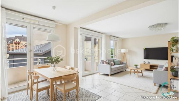 Vous recherchez un bien offrant un accès immédiat à Genève tout en bénéficiant des avantages du marché immobilier français ? 
Découvrez ce superbe appartement T4 idéalement situé à seulement 200 mètres de la douane de Moillesulaz, au pied du tramway reliant directement le centre de Genève.

Situé au 2ᵉ étage d’une résidence avec ascenseur, cet appartement séduit dès l’entrée par ses volumes généreux, sa luminosité remarquable et son agencement parfaitement pensé pour une vie de famille ou un investissement patrimonial de qualité.

Il se compose d’une entrée avec placards, d’une vaste pièce de vie baignée de lumière avec cuisine ouverte sur le séjour, donnant accès à un premier balcon. L’espace nuit comprend une suite parentale avec salle de douches, toilettes privatives et accès direct à un agréable balcon-terrasse, deux chambres supplémentaires, une salle de bains ainsi qu’un WC indépendant.

Les prestations offrent un bon niveau de confort : huisseries PVC double vitrage, volets roulants électriques avec télécommande, interphone, chauffage individuel au gaz, système d’alarme existant et nombreux rangements.

En annexes, vous bénéficierez d’une cave ainsi que d’un garage fermé de type box équipé d’une porte motorisée, un véritable atout dans ce secteur très recherché.

Un emplacement stratégique pour les frontaliers :
À 200 m de la douane de Moillesulaz,
Tramway au pied de l’immeuble,
Accès rapide au centre-ville de Genève,
Commerces, écoles et services accessibles à pied,
Un investissement sécurisé et rentable.

Le bien était précédemment loué en location longue durée pour 2 100 € par mois auxquels s’ajoutaient 100 € de charges, témoignant de la forte attractivité locative du secteur auprès des travailleurs genevois.

Charges de copropriété : environ 740 € par trimestre comprenant l’eau froide, l’entretien des parties communes et l’ascenseur.

Que vous soyez à la recherche de votre résidence principale à proximité immédiate de Genève ou d’un investissement locatif à fort potentiel dans un secteur où la demande reste soutenue, cet appartement constitue une opportunité rare à la frontière suisse.

À visiter sans tarder.