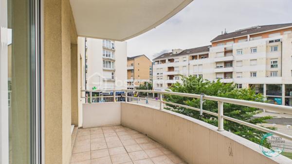 Vous recherchez un bien offrant un accès immédiat à Genève tout en bénéficiant des avantages du marché immobilier français ? 
Découvrez ce superbe appartement T4 idéalement situé à seulement 200 mètres de la douane de Moillesulaz, au pied du tramway reliant directement le centre de Genève.

Situé au 2ᵉ étage d’une résidence avec ascenseur, cet appartement séduit dès l’entrée par ses volumes généreux, sa luminosité remarquable et son agencement parfaitement pensé pour une vie de famille ou un investissement patrimonial de qualité.

Il se compose d’une entrée avec placards, d’une vaste pièce de vie baignée de lumière avec cuisine ouverte sur le séjour, donnant accès à un premier balcon. L’espace nuit comprend une suite parentale avec salle de douches, toilettes privatives et accès direct à un agréable balcon-terrasse, deux chambres supplémentaires, une salle de bains ainsi qu’un WC indépendant.

Les prestations offrent un bon niveau de confort : huisseries PVC double vitrage, volets roulants électriques avec télécommande, interphone, chauffage individuel au gaz, système d’alarme existant et nombreux rangements.

En annexes, vous bénéficierez d’une cave ainsi que d’un garage fermé de type box équipé d’une porte motorisée, un véritable atout dans ce secteur très recherché.

Un emplacement stratégique pour les frontaliers :
À 200 m de la douane de Moillesulaz,
Tramway au pied de l’immeuble,
Accès rapide au centre-ville de Genève,
Commerces, écoles et services accessibles à pied,
Un investissement sécurisé et rentable.

Le bien était précédemment loué en location longue durée pour 2 100 € par mois auxquels s’ajoutaient 100 € de charges, témoignant de la forte attractivité locative du secteur auprès des travailleurs genevois.

Charges de copropriété : environ 740 € par trimestre comprenant l’eau froide, l’entretien des parties communes et l’ascenseur.

Que vous soyez à la recherche de votre résidence principale à proximité immédiate de Genève ou d’un investissement locatif à fort potentiel dans un secteur où la demande reste soutenue, cet appartement constitue une opportunité rare à la frontière suisse.

À visiter sans tarder.