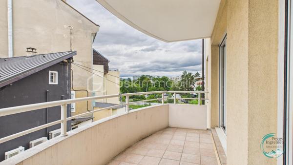 Vous recherchez un bien offrant un accès immédiat à Genève tout en bénéficiant des avantages du marché immobilier français ? 
Découvrez ce superbe appartement T4 idéalement situé à seulement 200 mètres de la douane de Moillesulaz, au pied du tramway reliant directement le centre de Genève.

Situé au 2ᵉ étage d’une résidence avec ascenseur, cet appartement séduit dès l’entrée par ses volumes généreux, sa luminosité remarquable et son agencement parfaitement pensé pour une vie de famille ou un investissement patrimonial de qualité.

Il se compose d’une entrée avec placards, d’une vaste pièce de vie baignée de lumière avec cuisine ouverte sur le séjour, donnant accès à un premier balcon. L’espace nuit comprend une suite parentale avec salle de douches, toilettes privatives et accès direct à un agréable balcon-terrasse, deux chambres supplémentaires, une salle de bains ainsi qu’un WC indépendant.

Les prestations offrent un bon niveau de confort : huisseries PVC double vitrage, volets roulants électriques avec télécommande, interphone, chauffage individuel au gaz, système d’alarme existant et nombreux rangements.

En annexes, vous bénéficierez d’une cave ainsi que d’un garage fermé de type box équipé d’une porte motorisée, un véritable atout dans ce secteur très recherché.

Un emplacement stratégique pour les frontaliers :
À 200 m de la douane de Moillesulaz,
Tramway au pied de l’immeuble,
Accès rapide au centre-ville de Genève,
Commerces, écoles et services accessibles à pied,
Un investissement sécurisé et rentable.

Le bien était précédemment loué en location longue durée pour 2 100 € par mois auxquels s’ajoutaient 100 € de charges, témoignant de la forte attractivité locative du secteur auprès des travailleurs genevois.

Charges de copropriété : environ 740 € par trimestre comprenant l’eau froide, l’entretien des parties communes et l’ascenseur.

Que vous soyez à la recherche de votre résidence principale à proximité immédiate de Genève ou d’un investissement locatif à fort potentiel dans un secteur où la demande reste soutenue, cet appartement constitue une opportunité rare à la frontière suisse.

À visiter sans tarder.