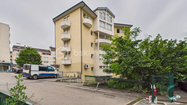 Vous recherchez un bien offrant un accès immédiat à Genève tout en bénéficiant des avantages du marché immobilier français ? 
Découvrez ce superbe appartement T4 idéalement situé à seulement 200 mètres de la douane de Moillesulaz, au pied du tramway reliant directement le centre de Genève.

Situé au 2ᵉ étage d’une résidence avec ascenseur, cet appartement séduit dès l’entrée par ses volumes généreux, sa luminosité remarquable et son agencement parfaitement pensé pour une vie de famille ou un investissement patrimonial de qualité.

Il se compose d’une entrée avec placards, d’une vaste pièce de vie baignée de lumière avec cuisine ouverte sur le séjour, donnant accès à un premier balcon. L’espace nuit comprend une suite parentale avec salle de douches, toilettes privatives et accès direct à un agréable balcon-terrasse, deux chambres supplémentaires, une salle de bains ainsi qu’un WC indépendant.

Les prestations offrent un bon niveau de confort : huisseries PVC double vitrage, volets roulants électriques avec télécommande, interphone, chauffage individuel au gaz, système d’alarme existant et nombreux rangements.

En annexes, vous bénéficierez d’une cave ainsi que d’un garage fermé de type box équipé d’une porte motorisée, un véritable atout dans ce secteur très recherché.

Un emplacement stratégique pour les frontaliers :
À 200 m de la douane de Moillesulaz,
Tramway au pied de l’immeuble,
Accès rapide au centre-ville de Genève,
Commerces, écoles et services accessibles à pied,
Un investissement sécurisé et rentable.

Le bien était précédemment loué en location longue durée pour 2 100 € par mois auxquels s’ajoutaient 100 € de charges, témoignant de la forte attractivité locative du secteur auprès des travailleurs genevois.

Charges de copropriété : environ 740 € par trimestre comprenant l’eau froide, l’entretien des parties communes et l’ascenseur.

Que vous soyez à la recherche de votre résidence principale à proximité immédiate de Genève ou d’un investissement locatif à fort potentiel dans un secteur où la demande reste soutenue, cet appartement constitue une opportunité rare à la frontière suisse.

À visiter sans tarder.