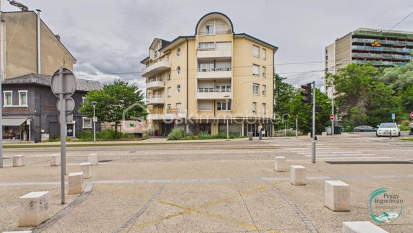 Vous recherchez un bien offrant un accès immédiat à Genève tout en bénéficiant des avantages du marché immobilier français ? 
Découvrez ce superbe appartement T4 idéalement situé à seulement 200 mètres de la douane de Moillesulaz, au pied du tramway reliant directement le centre de Genève.

Situé au 2ᵉ étage d’une résidence avec ascenseur, cet appartement séduit dès l’entrée par ses volumes généreux, sa luminosité remarquable et son agencement parfaitement pensé pour une vie de famille ou un investissement patrimonial de qualité.

Il se compose d’une entrée avec placards, d’une vaste pièce de vie baignée de lumière avec cuisine ouverte sur le séjour, donnant accès à un premier balcon. L’espace nuit comprend une suite parentale avec salle de douches, toilettes privatives et accès direct à un agréable balcon-terrasse, deux chambres supplémentaires, une salle de bains ainsi qu’un WC indépendant.

Les prestations offrent un bon niveau de confort : huisseries PVC double vitrage, volets roulants électriques avec télécommande, interphone, chauffage individuel au gaz, système d’alarme existant et nombreux rangements.

En annexes, vous bénéficierez d’une cave ainsi que d’un garage fermé de type box équipé d’une porte motorisée, un véritable atout dans ce secteur très recherché.

Un emplacement stratégique pour les frontaliers :
À 200 m de la douane de Moillesulaz,
Tramway au pied de l’immeuble,
Accès rapide au centre-ville de Genève,
Commerces, écoles et services accessibles à pied,
Un investissement sécurisé et rentable.

Le bien était précédemment loué en location longue durée pour 2 100 € par mois auxquels s’ajoutaient 100 € de charges, témoignant de la forte attractivité locative du secteur auprès des travailleurs genevois.

Charges de copropriété : environ 740 € par trimestre comprenant l’eau froide, l’entretien des parties communes et l’ascenseur.

Que vous soyez à la recherche de votre résidence principale à proximité immédiate de Genève ou d’un investissement locatif à fort potentiel dans un secteur où la demande reste soutenue, cet appartement constitue une opportunité rare à la frontière suisse.

À visiter sans tarder.