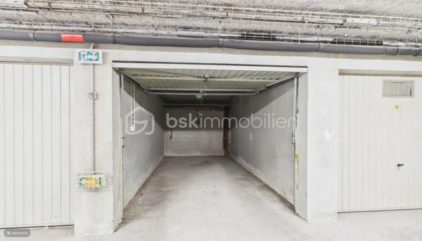 Vous recherchez un bien offrant un accès immédiat à Genève tout en bénéficiant des avantages du marché immobilier français ? 
Découvrez ce superbe appartement T4 idéalement situé à seulement 200 mètres de la douane de Moillesulaz, au pied du tramway reliant directement le centre de Genève.

Situé au 2ᵉ étage d’une résidence avec ascenseur, cet appartement séduit dès l’entrée par ses volumes généreux, sa luminosité remarquable et son agencement parfaitement pensé pour une vie de famille ou un investissement patrimonial de qualité.

Il se compose d’une entrée avec placards, d’une vaste pièce de vie baignée de lumière avec cuisine ouverte sur le séjour, donnant accès à un premier balcon. L’espace nuit comprend une suite parentale avec salle de douches, toilettes privatives et accès direct à un agréable balcon-terrasse, deux chambres supplémentaires, une salle de bains ainsi qu’un WC indépendant.

Les prestations offrent un bon niveau de confort : huisseries PVC double vitrage, volets roulants électriques avec télécommande, interphone, chauffage individuel au gaz, système d’alarme existant et nombreux rangements.

En annexes, vous bénéficierez d’une cave ainsi que d’un garage fermé de type box équipé d’une porte motorisée, un véritable atout dans ce secteur très recherché.

Un emplacement stratégique pour les frontaliers :
À 200 m de la douane de Moillesulaz,
Tramway au pied de l’immeuble,
Accès rapide au centre-ville de Genève,
Commerces, écoles et services accessibles à pied,
Un investissement sécurisé et rentable.

Le bien était précédemment loué en location longue durée pour 2 100 € par mois auxquels s’ajoutaient 100 € de charges, témoignant de la forte attractivité locative du secteur auprès des travailleurs genevois.

Charges de copropriété : environ 740 € par trimestre comprenant l’eau froide, l’entretien des parties communes et l’ascenseur.

Que vous soyez à la recherche de votre résidence principale à proximité immédiate de Genève ou d’un investissement locatif à fort potentiel dans un secteur où la demande reste soutenue, cet appartement constitue une opportunité rare à la frontière suisse.

À visiter sans tarder.