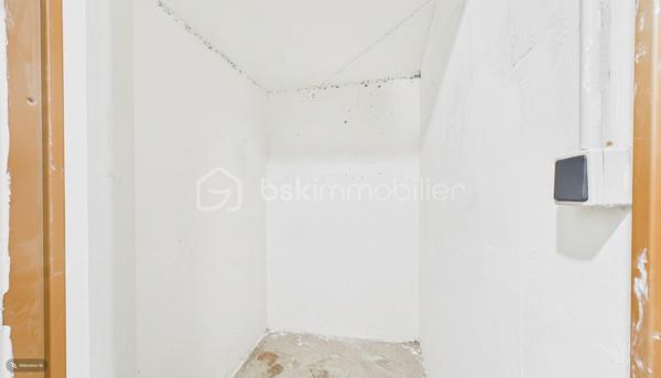 Vous recherchez un bien offrant un accès immédiat à Genève tout en bénéficiant des avantages du marché immobilier français ? 
Découvrez ce superbe appartement T4 idéalement situé à seulement 200 mètres de la douane de Moillesulaz, au pied du tramway reliant directement le centre de Genève.

Situé au 2ᵉ étage d’une résidence avec ascenseur, cet appartement séduit dès l’entrée par ses volumes généreux, sa luminosité remarquable et son agencement parfaitement pensé pour une vie de famille ou un investissement patrimonial de qualité.

Il se compose d’une entrée avec placards, d’une vaste pièce de vie baignée de lumière avec cuisine ouverte sur le séjour, donnant accès à un premier balcon. L’espace nuit comprend une suite parentale avec salle de douches, toilettes privatives et accès direct à un agréable balcon-terrasse, deux chambres supplémentaires, une salle de bains ainsi qu’un WC indépendant.

Les prestations offrent un bon niveau de confort : huisseries PVC double vitrage, volets roulants électriques avec télécommande, interphone, chauffage individuel au gaz, système d’alarme existant et nombreux rangements.

En annexes, vous bénéficierez d’une cave ainsi que d’un garage fermé de type box équipé d’une porte motorisée, un véritable atout dans ce secteur très recherché.

Un emplacement stratégique pour les frontaliers :
À 200 m de la douane de Moillesulaz,
Tramway au pied de l’immeuble,
Accès rapide au centre-ville de Genève,
Commerces, écoles et services accessibles à pied,
Un investissement sécurisé et rentable.

Le bien était précédemment loué en location longue durée pour 2 100 € par mois auxquels s’ajoutaient 100 € de charges, témoignant de la forte attractivité locative du secteur auprès des travailleurs genevois.

Charges de copropriété : environ 740 € par trimestre comprenant l’eau froide, l’entretien des parties communes et l’ascenseur.

Que vous soyez à la recherche de votre résidence principale à proximité immédiate de Genève ou d’un investissement locatif à fort potentiel dans un secteur où la demande reste soutenue, cet appartement constitue une opportunité rare à la frontière suisse.

À visiter sans tarder.