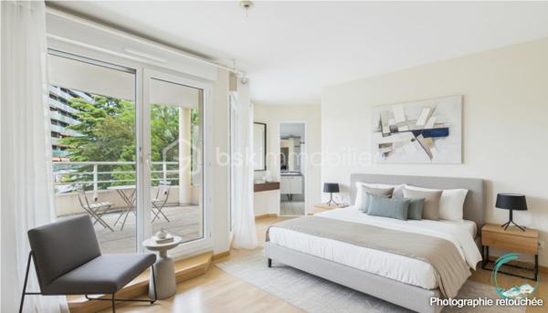 Vous recherchez un bien offrant un accès immédiat à Genève tout en bénéficiant des avantages du marché immobilier français ? 
Découvrez ce superbe appartement T4 idéalement situé à seulement 200 mètres de la douane de Moillesulaz, au pied du tramway reliant directement le centre de Genève.

Situé au 2ᵉ étage d’une résidence avec ascenseur, cet appartement séduit dès l’entrée par ses volumes généreux, sa luminosité remarquable et son agencement parfaitement pensé pour une vie de famille ou un investissement patrimonial de qualité.

Il se compose d’une entrée avec placards, d’une vaste pièce de vie baignée de lumière avec cuisine ouverte sur le séjour, donnant accès à un premier balcon. L’espace nuit comprend une suite parentale avec salle de douches, toilettes privatives et accès direct à un agréable balcon-terrasse, deux chambres supplémentaires, une salle de bains ainsi qu’un WC indépendant.

Les prestations offrent un bon niveau de confort : huisseries PVC double vitrage, volets roulants électriques avec télécommande, interphone, chauffage individuel au gaz, système d’alarme existant et nombreux rangements.

En annexes, vous bénéficierez d’une cave ainsi que d’un garage fermé de type box équipé d’une porte motorisée, un véritable atout dans ce secteur très recherché.

Un emplacement stratégique pour les frontaliers :
À 200 m de la douane de Moillesulaz,
Tramway au pied de l’immeuble,
Accès rapide au centre-ville de Genève,
Commerces, écoles et services accessibles à pied,
Un investissement sécurisé et rentable.

Le bien était précédemment loué en location longue durée pour 2 100 € par mois auxquels s’ajoutaient 100 € de charges, témoignant de la forte attractivité locative du secteur auprès des travailleurs genevois.

Charges de copropriété : environ 740 € par trimestre comprenant l’eau froide, l’entretien des parties communes et l’ascenseur.

Que vous soyez à la recherche de votre résidence principale à proximité immédiate de Genève ou d’un investissement locatif à fort potentiel dans un secteur où la demande reste soutenue, cet appartement constitue une opportunité rare à la frontière suisse.

À visiter sans tarder.