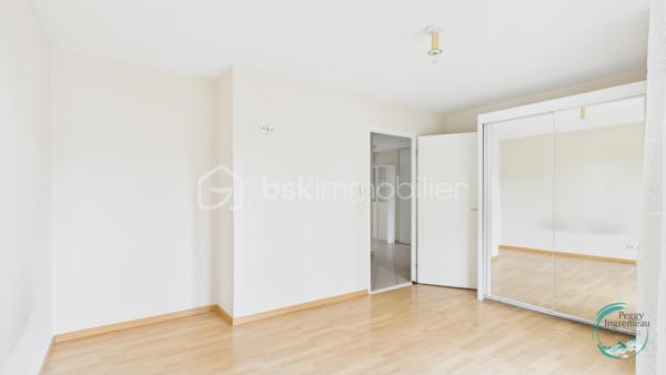 Vous recherchez un bien offrant un accès immédiat à Genève tout en bénéficiant des avantages du marché immobilier français ? 
Découvrez ce superbe appartement T4 idéalement situé à seulement 200 mètres de la douane de Moillesulaz, au pied du tramway reliant directement le centre de Genève.

Situé au 2ᵉ étage d’une résidence avec ascenseur, cet appartement séduit dès l’entrée par ses volumes généreux, sa luminosité remarquable et son agencement parfaitement pensé pour une vie de famille ou un investissement patrimonial de qualité.

Il se compose d’une entrée avec placards, d’une vaste pièce de vie baignée de lumière avec cuisine ouverte sur le séjour, donnant accès à un premier balcon. L’espace nuit comprend une suite parentale avec salle de douches, toilettes privatives et accès direct à un agréable balcon-terrasse, deux chambres supplémentaires, une salle de bains ainsi qu’un WC indépendant.

Les prestations offrent un bon niveau de confort : huisseries PVC double vitrage, volets roulants électriques avec télécommande, interphone, chauffage individuel au gaz, système d’alarme existant et nombreux rangements.

En annexes, vous bénéficierez d’une cave ainsi que d’un garage fermé de type box équipé d’une porte motorisée, un véritable atout dans ce secteur très recherché.

Un emplacement stratégique pour les frontaliers :
À 200 m de la douane de Moillesulaz,
Tramway au pied de l’immeuble,
Accès rapide au centre-ville de Genève,
Commerces, écoles et services accessibles à pied,
Un investissement sécurisé et rentable.

Le bien était précédemment loué en location longue durée pour 2 100 € par mois auxquels s’ajoutaient 100 € de charges, témoignant de la forte attractivité locative du secteur auprès des travailleurs genevois.

Charges de copropriété : environ 740 € par trimestre comprenant l’eau froide, l’entretien des parties communes et l’ascenseur.

Que vous soyez à la recherche de votre résidence principale à proximité immédiate de Genève ou d’un investissement locatif à fort potentiel dans un secteur où la demande reste soutenue, cet appartement constitue une opportunité rare à la frontière suisse.

À visiter sans tarder.