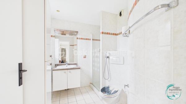 Vous recherchez un bien offrant un accès immédiat à Genève tout en bénéficiant des avantages du marché immobilier français ? 
Découvrez ce superbe appartement T4 idéalement situé à seulement 200 mètres de la douane de Moillesulaz, au pied du tramway reliant directement le centre de Genève.

Situé au 2ᵉ étage d’une résidence avec ascenseur, cet appartement séduit dès l’entrée par ses volumes généreux, sa luminosité remarquable et son agencement parfaitement pensé pour une vie de famille ou un investissement patrimonial de qualité.

Il se compose d’une entrée avec placards, d’une vaste pièce de vie baignée de lumière avec cuisine ouverte sur le séjour, donnant accès à un premier balcon. L’espace nuit comprend une suite parentale avec salle de douches, toilettes privatives et accès direct à un agréable balcon-terrasse, deux chambres supplémentaires, une salle de bains ainsi qu’un WC indépendant.

Les prestations offrent un bon niveau de confort : huisseries PVC double vitrage, volets roulants électriques avec télécommande, interphone, chauffage individuel au gaz, système d’alarme existant et nombreux rangements.

En annexes, vous bénéficierez d’une cave ainsi que d’un garage fermé de type box équipé d’une porte motorisée, un véritable atout dans ce secteur très recherché.

Un emplacement stratégique pour les frontaliers :
À 200 m de la douane de Moillesulaz,
Tramway au pied de l’immeuble,
Accès rapide au centre-ville de Genève,
Commerces, écoles et services accessibles à pied,
Un investissement sécurisé et rentable.

Le bien était précédemment loué en location longue durée pour 2 100 € par mois auxquels s’ajoutaient 100 € de charges, témoignant de la forte attractivité locative du secteur auprès des travailleurs genevois.

Charges de copropriété : environ 740 € par trimestre comprenant l’eau froide, l’entretien des parties communes et l’ascenseur.

Que vous soyez à la recherche de votre résidence principale à proximité immédiate de Genève ou d’un investissement locatif à fort potentiel dans un secteur où la demande reste soutenue, cet appartement constitue une opportunité rare à la frontière suisse.

À visiter sans tarder.