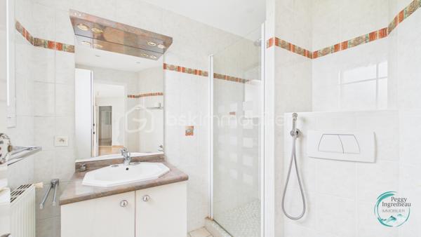 Vous recherchez un bien offrant un accès immédiat à Genève tout en bénéficiant des avantages du marché immobilier français ? 
Découvrez ce superbe appartement T4 idéalement situé à seulement 200 mètres de la douane de Moillesulaz, au pied du tramway reliant directement le centre de Genève.

Situé au 2ᵉ étage d’une résidence avec ascenseur, cet appartement séduit dès l’entrée par ses volumes généreux, sa luminosité remarquable et son agencement parfaitement pensé pour une vie de famille ou un investissement patrimonial de qualité.

Il se compose d’une entrée avec placards, d’une vaste pièce de vie baignée de lumière avec cuisine ouverte sur le séjour, donnant accès à un premier balcon. L’espace nuit comprend une suite parentale avec salle de douches, toilettes privatives et accès direct à un agréable balcon-terrasse, deux chambres supplémentaires, une salle de bains ainsi qu’un WC indépendant.

Les prestations offrent un bon niveau de confort : huisseries PVC double vitrage, volets roulants électriques avec télécommande, interphone, chauffage individuel au gaz, système d’alarme existant et nombreux rangements.

En annexes, vous bénéficierez d’une cave ainsi que d’un garage fermé de type box équipé d’une porte motorisée, un véritable atout dans ce secteur très recherché.

Un emplacement stratégique pour les frontaliers :
À 200 m de la douane de Moillesulaz,
Tramway au pied de l’immeuble,
Accès rapide au centre-ville de Genève,
Commerces, écoles et services accessibles à pied,
Un investissement sécurisé et rentable.

Le bien était précédemment loué en location longue durée pour 2 100 € par mois auxquels s’ajoutaient 100 € de charges, témoignant de la forte attractivité locative du secteur auprès des travailleurs genevois.

Charges de copropriété : environ 740 € par trimestre comprenant l’eau froide, l’entretien des parties communes et l’ascenseur.

Que vous soyez à la recherche de votre résidence principale à proximité immédiate de Genève ou d’un investissement locatif à fort potentiel dans un secteur où la demande reste soutenue, cet appartement constitue une opportunité rare à la frontière suisse.

À visiter sans tarder.