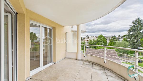 Vous recherchez un bien offrant un accès immédiat à Genève tout en bénéficiant des avantages du marché immobilier français ? 
Découvrez ce superbe appartement T4 idéalement situé à seulement 200 mètres de la douane de Moillesulaz, au pied du tramway reliant directement le centre de Genève.

Situé au 2ᵉ étage d’une résidence avec ascenseur, cet appartement séduit dès l’entrée par ses volumes généreux, sa luminosité remarquable et son agencement parfaitement pensé pour une vie de famille ou un investissement patrimonial de qualité.

Il se compose d’une entrée avec placards, d’une vaste pièce de vie baignée de lumière avec cuisine ouverte sur le séjour, donnant accès à un premier balcon. L’espace nuit comprend une suite parentale avec salle de douches, toilettes privatives et accès direct à un agréable balcon-terrasse, deux chambres supplémentaires, une salle de bains ainsi qu’un WC indépendant.

Les prestations offrent un bon niveau de confort : huisseries PVC double vitrage, volets roulants électriques avec télécommande, interphone, chauffage individuel au gaz, système d’alarme existant et nombreux rangements.

En annexes, vous bénéficierez d’une cave ainsi que d’un garage fermé de type box équipé d’une porte motorisée, un véritable atout dans ce secteur très recherché.

Un emplacement stratégique pour les frontaliers :
À 200 m de la douane de Moillesulaz,
Tramway au pied de l’immeuble,
Accès rapide au centre-ville de Genève,
Commerces, écoles et services accessibles à pied,
Un investissement sécurisé et rentable.

Le bien était précédemment loué en location longue durée pour 2 100 € par mois auxquels s’ajoutaient 100 € de charges, témoignant de la forte attractivité locative du secteur auprès des travailleurs genevois.

Charges de copropriété : environ 740 € par trimestre comprenant l’eau froide, l’entretien des parties communes et l’ascenseur.

Que vous soyez à la recherche de votre résidence principale à proximité immédiate de Genève ou d’un investissement locatif à fort potentiel dans un secteur où la demande reste soutenue, cet appartement constitue une opportunité rare à la frontière suisse.

À visiter sans tarder.