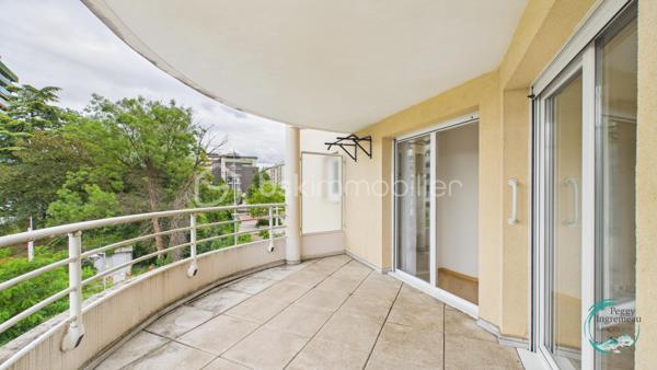 Vous recherchez un bien offrant un accès immédiat à Genève tout en bénéficiant des avantages du marché immobilier français ? 
Découvrez ce superbe appartement T4 idéalement situé à seulement 200 mètres de la douane de Moillesulaz, au pied du tramway reliant directement le centre de Genève.

Situé au 2ᵉ étage d’une résidence avec ascenseur, cet appartement séduit dès l’entrée par ses volumes généreux, sa luminosité remarquable et son agencement parfaitement pensé pour une vie de famille ou un investissement patrimonial de qualité.

Il se compose d’une entrée avec placards, d’une vaste pièce de vie baignée de lumière avec cuisine ouverte sur le séjour, donnant accès à un premier balcon. L’espace nuit comprend une suite parentale avec salle de douches, toilettes privatives et accès direct à un agréable balcon-terrasse, deux chambres supplémentaires, une salle de bains ainsi qu’un WC indépendant.

Les prestations offrent un bon niveau de confort : huisseries PVC double vitrage, volets roulants électriques avec télécommande, interphone, chauffage individuel au gaz, système d’alarme existant et nombreux rangements.

En annexes, vous bénéficierez d’une cave ainsi que d’un garage fermé de type box équipé d’une porte motorisée, un véritable atout dans ce secteur très recherché.

Un emplacement stratégique pour les frontaliers :
À 200 m de la douane de Moillesulaz,
Tramway au pied de l’immeuble,
Accès rapide au centre-ville de Genève,
Commerces, écoles et services accessibles à pied,
Un investissement sécurisé et rentable.

Le bien était précédemment loué en location longue durée pour 2 100 € par mois auxquels s’ajoutaient 100 € de charges, témoignant de la forte attractivité locative du secteur auprès des travailleurs genevois.

Charges de copropriété : environ 740 € par trimestre comprenant l’eau froide, l’entretien des parties communes et l’ascenseur.

Que vous soyez à la recherche de votre résidence principale à proximité immédiate de Genève ou d’un investissement locatif à fort potentiel dans un secteur où la demande reste soutenue, cet appartement constitue une opportunité rare à la frontière suisse.

À visiter sans tarder.