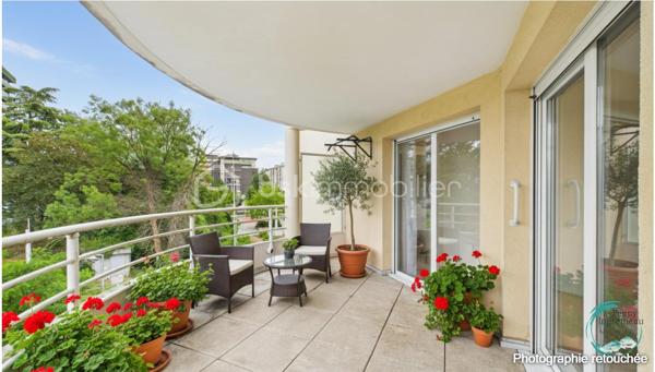 Vous recherchez un bien offrant un accès immédiat à Genève tout en bénéficiant des avantages du marché immobilier français ? 
Découvrez ce superbe appartement T4 idéalement situé à seulement 200 mètres de la douane de Moillesulaz, au pied du tramway reliant directement le centre de Genève.

Situé au 2ᵉ étage d’une résidence avec ascenseur, cet appartement séduit dès l’entrée par ses volumes généreux, sa luminosité remarquable et son agencement parfaitement pensé pour une vie de famille ou un investissement patrimonial de qualité.

Il se compose d’une entrée avec placards, d’une vaste pièce de vie baignée de lumière avec cuisine ouverte sur le séjour, donnant accès à un premier balcon. L’espace nuit comprend une suite parentale avec salle de douches, toilettes privatives et accès direct à un agréable balcon-terrasse, deux chambres supplémentaires, une salle de bains ainsi qu’un WC indépendant.

Les prestations offrent un bon niveau de confort : huisseries PVC double vitrage, volets roulants électriques avec télécommande, interphone, chauffage individuel au gaz, système d’alarme existant et nombreux rangements.

En annexes, vous bénéficierez d’une cave ainsi que d’un garage fermé de type box équipé d’une porte motorisée, un véritable atout dans ce secteur très recherché.

Un emplacement stratégique pour les frontaliers :
À 200 m de la douane de Moillesulaz,
Tramway au pied de l’immeuble,
Accès rapide au centre-ville de Genève,
Commerces, écoles et services accessibles à pied,
Un investissement sécurisé et rentable.

Le bien était précédemment loué en location longue durée pour 2 100 € par mois auxquels s’ajoutaient 100 € de charges, témoignant de la forte attractivité locative du secteur auprès des travailleurs genevois.

Charges de copropriété : environ 740 € par trimestre comprenant l’eau froide, l’entretien des parties communes et l’ascenseur.

Que vous soyez à la recherche de votre résidence principale à proximité immédiate de Genève ou d’un investissement locatif à fort potentiel dans un secteur où la demande reste soutenue, cet appartement constitue une opportunité rare à la frontière suisse.

À visiter sans tarder.