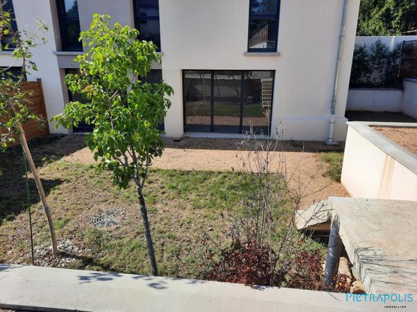 MAISON  sur   Crépieux récente avec jardin à  aménager