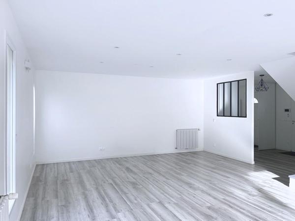 MAISON de 2017 à 15' de la gare RER/SNCF