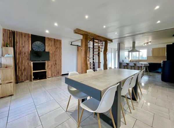 Maison en pierres de 157 m2 avec 2,6 ha de terrain à Courlaoux