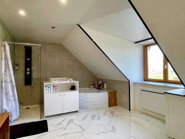 Maison en pierres de 157 m2 avec 2,6 ha de terrain à Courlaoux