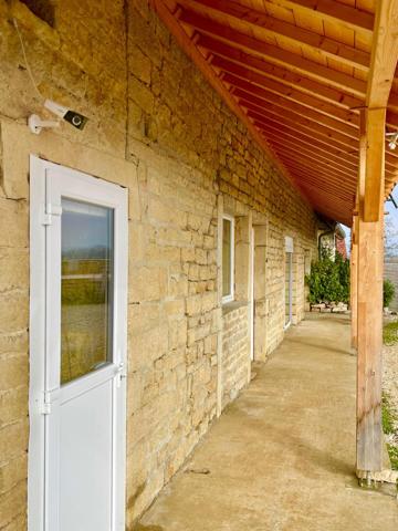 Maison en pierres de 157 m2 avec 2,6 ha de terrain à Courlaoux