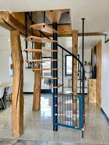 Maison en pierres de 157 m2 avec 2,6 ha de terrain à Courlaoux