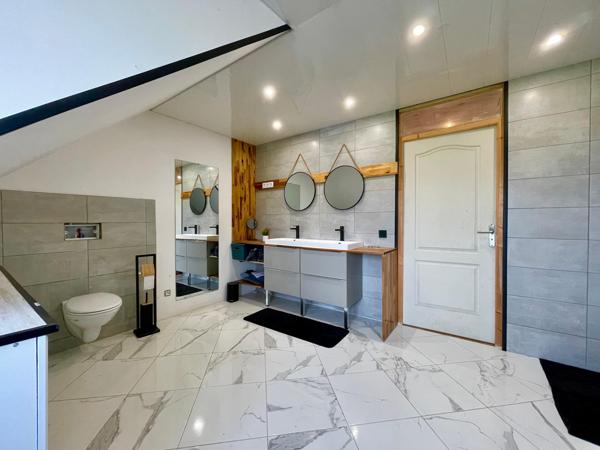 Maison en pierres de 157 m2 avec 2,6 ha de terrain à Courlaoux