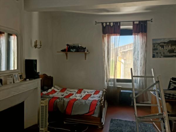 Maison de village en pierre de 260 m2, 10 chambres, SA TERRASSE PANORAMIQUE distribution des pièces sur 3 niveaux : volumes, charme, authenticité, confort et bien être  avec  possibilité  d'activité