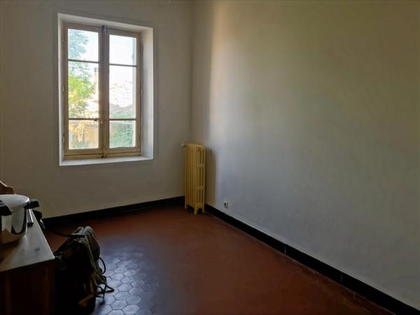 Maison de village en pierre de 260 m2, 10 chambres, SA TERRASSE PANORAMIQUE distribution des pièces sur 3 niveaux : volumes, charme, authenticité, confort et bien être  avec  possibilité  d'activité