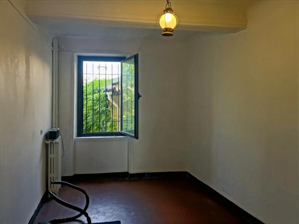 Maison de village en pierre de 260 m2, 10 chambres, SA TERRASSE PANORAMIQUE distribution des pièces sur 3 niveaux : volumes, charme, authenticité, confort et bien être  avec  possibilité  d'activité