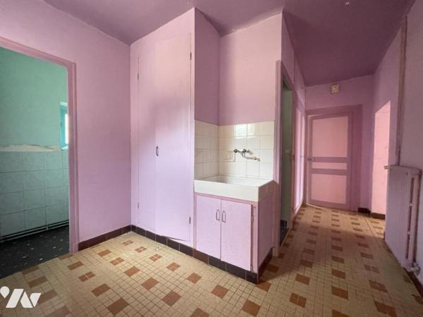 PROPRIETE de 150m² avec nombreuses DEPENDANCES sur environ 4ha de terres sur COURGAINS