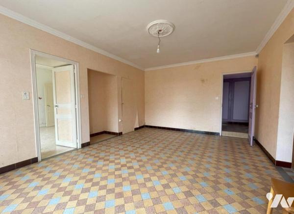 PROPRIETE de 150m² avec nombreuses DEPENDANCES sur environ 4ha de terres sur COURGAINS