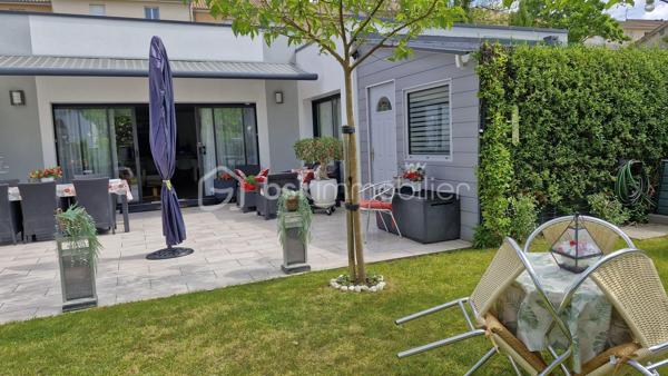 Quartier Clos-Chassaing, dans une impasse proche des commerces de proximité, cette magnifique construction de 2012 propose une grande pièce de vie de 52m2 + une cuisine équipée de 14m2, quatre chambres dont une chambre parentale avec dressing et salle d'eau, une deuxième salle d'eau, trois WC, deux garages, un carport pour une voiture, une terrasse de 35m2 et cerise sur la gâteau, un espace bien-être avec spa jacuzzi. Une seconde cuisine en inox se trouve à l'arrière d'un garage.
Chauffage par le sol via pompe à chaleur, climatisation Air/Air, volets roulants électriques, stores électriques, portail automatique, alarme, il ne manque rien...!
Une visite s'impose très vite...