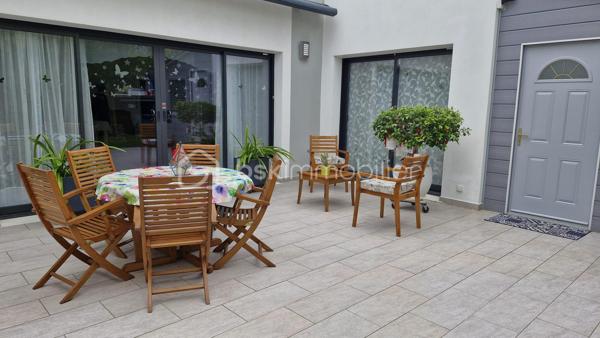 Quartier Clos-Chassaing, dans une impasse proche des commerces de proximité, cette magnifique construction de 2012 propose une grande pièce de vie de 52m2 + une cuisine équipée de 14m2, quatre chambres dont une chambre parentale avec dressing et salle d'eau, une deuxième salle d'eau, trois WC, deux garages, un carport pour une voiture, une terrasse de 35m2 et cerise sur la gâteau, un espace bien-être avec spa jacuzzi. Une seconde cuisine en inox se trouve à l'arrière d'un garage.
Chauffage par le sol via pompe à chaleur, climatisation Air/Air, volets roulants électriques, stores électriques, portail automatique, alarme, il ne manque rien...!
Une visite s'impose très vite...