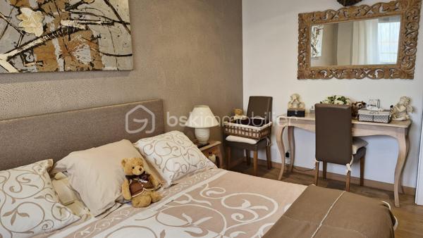 Quartier Clos-Chassaing, dans une impasse proche des commerces de proximité, cette magnifique construction de 2012 propose une grande pièce de vie de 52m2 + une cuisine équipée de 14m2, quatre chambres dont une chambre parentale avec dressing et salle d'eau, une deuxième salle d'eau, trois WC, deux garages, un carport pour une voiture, une terrasse de 35m2 et cerise sur la gâteau, un espace bien-être avec spa jacuzzi. Une seconde cuisine en inox se trouve à l'arrière d'un garage.
Chauffage par le sol via pompe à chaleur, climatisation Air/Air, volets roulants électriques, stores électriques, portail automatique, alarme, il ne manque rien...!
Une visite s'impose très vite...