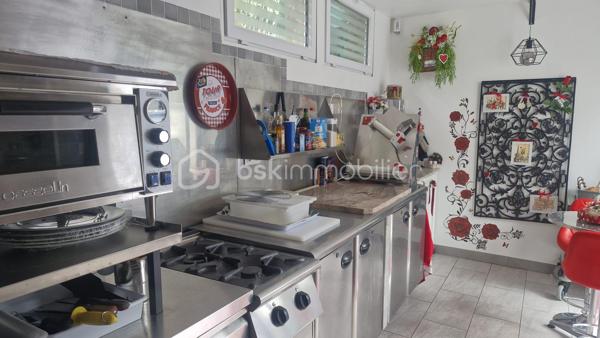 Quartier Clos-Chassaing, dans une impasse proche des commerces de proximité, cette magnifique construction de 2012 propose une grande pièce de vie de 52m2 + une cuisine équipée de 14m2, quatre chambres dont une chambre parentale avec dressing et salle d'eau, une deuxième salle d'eau, trois WC, deux garages, un carport pour une voiture, une terrasse de 35m2 et cerise sur la gâteau, un espace bien-être avec spa jacuzzi. Une seconde cuisine en inox se trouve à l'arrière d'un garage.
Chauffage par le sol via pompe à chaleur, climatisation Air/Air, volets roulants électriques, stores électriques, portail automatique, alarme, il ne manque rien...!
Une visite s'impose très vite...