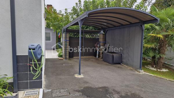 Quartier Clos-Chassaing, dans une impasse proche des commerces de proximité, cette magnifique construction de 2012 propose une grande pièce de vie de 52m2 + une cuisine équipée de 14m2, quatre chambres dont une chambre parentale avec dressing et salle d'eau, une deuxième salle d'eau, trois WC, deux garages, un carport pour une voiture, une terrasse de 35m2 et cerise sur la gâteau, un espace bien-être avec spa jacuzzi. Une seconde cuisine en inox se trouve à l'arrière d'un garage.
Chauffage par le sol via pompe à chaleur, climatisation Air/Air, volets roulants électriques, stores électriques, portail automatique, alarme, il ne manque rien...!
Une visite s'impose très vite...