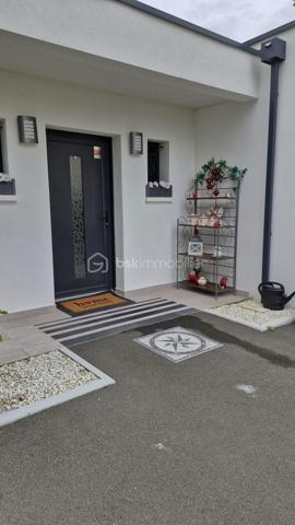 Quartier Clos-Chassaing, dans une impasse proche des commerces de proximité, cette magnifique construction de 2012 propose une grande pièce de vie de 52m2 + une cuisine équipée de 14m2, quatre chambres dont une chambre parentale avec dressing et salle d'eau, une deuxième salle d'eau, trois WC, deux garages, un carport pour une voiture, une terrasse de 35m2 et cerise sur la gâteau, un espace bien-être avec spa jacuzzi. Une seconde cuisine en inox se trouve à l'arrière d'un garage.
Chauffage par le sol via pompe à chaleur, climatisation Air/Air, volets roulants électriques, stores électriques, portail automatique, alarme, il ne manque rien...!
Une visite s'impose très vite...