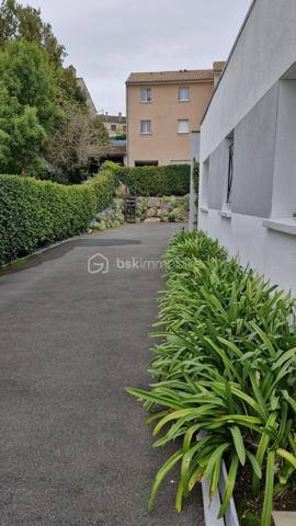 Quartier Clos-Chassaing, dans une impasse proche des commerces de proximité, cette magnifique construction de 2012 propose une grande pièce de vie de 52m2 + une cuisine équipée de 14m2, quatre chambres dont une chambre parentale avec dressing et salle d'eau, une deuxième salle d'eau, trois WC, deux garages, un carport pour une voiture, une terrasse de 35m2 et cerise sur la gâteau, un espace bien-être avec spa jacuzzi. Une seconde cuisine en inox se trouve à l'arrière d'un garage.
Chauffage par le sol via pompe à chaleur, climatisation Air/Air, volets roulants électriques, stores électriques, portail automatique, alarme, il ne manque rien...!
Une visite s'impose très vite...
