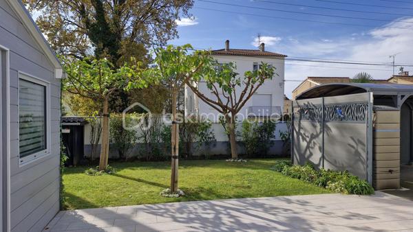 Quartier Clos-Chassaing, dans une impasse proche des commerces de proximité, cette magnifique construction de 2012 propose une grande pièce de vie de 52m2 + une cuisine équipée de 14m2, quatre chambres dont une chambre parentale avec dressing et salle d'eau, une deuxième salle d'eau, trois WC, deux garages, un carport pour une voiture, une terrasse de 35m2 et cerise sur la gâteau, un espace bien-être avec spa jacuzzi. Une seconde cuisine en inox se trouve à l'arrière d'un garage.
Chauffage par le sol via pompe à chaleur, climatisation Air/Air, volets roulants électriques, stores électriques, portail automatique, alarme, il ne manque rien...!
Une visite s'impose très vite...