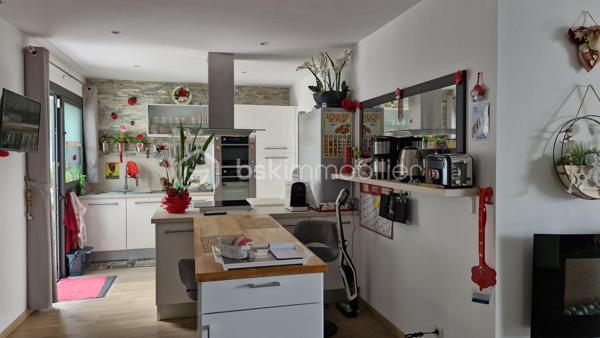 Quartier Clos-Chassaing, dans une impasse proche des commerces de proximité, cette magnifique construction de 2012 propose une grande pièce de vie de 52m2 + une cuisine équipée de 14m2, quatre chambres dont une chambre parentale avec dressing et salle d'eau, une deuxième salle d'eau, trois WC, deux garages, un carport pour une voiture, une terrasse de 35m2 et cerise sur la gâteau, un espace bien-être avec spa jacuzzi. Une seconde cuisine en inox se trouve à l'arrière d'un garage.
Chauffage par le sol via pompe à chaleur, climatisation Air/Air, volets roulants électriques, stores électriques, portail automatique, alarme, il ne manque rien...!
Une visite s'impose très vite...
