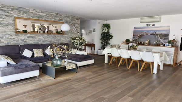 Quartier Clos-Chassaing, dans une impasse proche des commerces de proximité, cette magnifique construction de 2012 propose une grande pièce de vie de 52m2 + une cuisine équipée de 14m2, quatre chambres dont une chambre parentale avec dressing et salle d'eau, une deuxième salle d'eau, trois WC, deux garages, un carport pour une voiture, une terrasse de 35m2 et cerise sur la gâteau, un espace bien-être avec spa jacuzzi. Une seconde cuisine en inox se trouve à l'arrière d'un garage.
Chauffage par le sol via pompe à chaleur, climatisation Air/Air, volets roulants électriques, stores électriques, portail automatique, alarme, il ne manque rien...!
Une visite s'impose très vite...