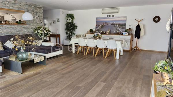 Quartier Clos-Chassaing, dans une impasse proche des commerces de proximité, cette magnifique construction de 2012 propose une grande pièce de vie de 52m2 + une cuisine équipée de 14m2, quatre chambres dont une chambre parentale avec dressing et salle d'eau, une deuxième salle d'eau, trois WC, deux garages, un carport pour une voiture, une terrasse de 35m2 et cerise sur la gâteau, un espace bien-être avec spa jacuzzi. Une seconde cuisine en inox se trouve à l'arrière d'un garage.
Chauffage par le sol via pompe à chaleur, climatisation Air/Air, volets roulants électriques, stores électriques, portail automatique, alarme, il ne manque rien...!
Une visite s'impose très vite...