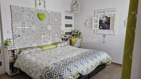 Quartier Clos-Chassaing, dans une impasse proche des commerces de proximité, cette magnifique construction de 2012 propose une grande pièce de vie de 52m2 + une cuisine équipée de 14m2, quatre chambres dont une chambre parentale avec dressing et salle d'eau, une deuxième salle d'eau, trois WC, deux garages, un carport pour une voiture, une terrasse de 35m2 et cerise sur la gâteau, un espace bien-être avec spa jacuzzi. Une seconde cuisine en inox se trouve à l'arrière d'un garage.
Chauffage par le sol via pompe à chaleur, climatisation Air/Air, volets roulants électriques, stores électriques, portail automatique, alarme, il ne manque rien...!
Une visite s'impose très vite...