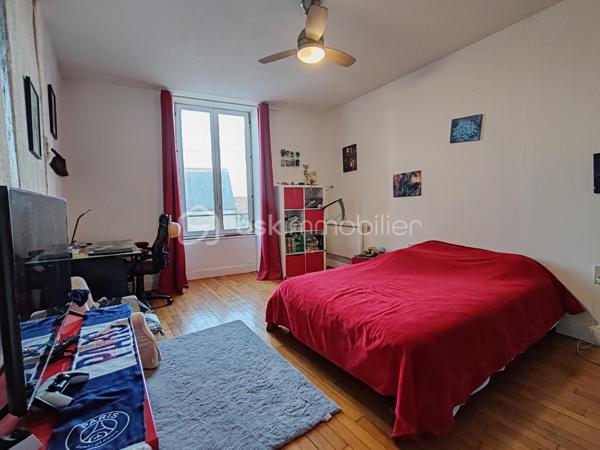 A ARTENAY,
A proximité du centre ville, des commerces, commodités et écoles.
5min de l'autoroute A10 Paris-Orléans, 20min de la Base Militaire de Bricy et du centre commercial CapSaran.

Découvrons ensemble cette maison spacieuse avec sa façade en pierres entièrement rénovée de 155m² alliant style moderne et charme ancien avec ses poutres apparentes.
Elle se compose, au rez-de-chaussée, d'un grand salon/séjour avec son poêle à granulés, une cuisine ouverte aménagée et équipée, un WC séparé avec son lave-main, une belle chambre et un accès à une cave.
A l'étage, vous disposerez de 4 chambres supplémentaires, un palier, une salle de bains et un WC ainsi qu'un beau dressing.
Pour ceux qui souhaitent encore plus d'espace, un grenier aménageable de 75m² environ est disponible.

À l'extérieur, plusieurs dépendances viennent compléter cet ensemble immobilier : une grange de 70m² pour garer vos véhicules à l'abri, un abri de jardin et un coin guinguette avec une grande piscine hors-sol pour passer de bons moments entre amis à l'abri des regards.

Coté technique : adoucisseur d'eau, ballon d'eau chaude récent, VMC, électricité refaite à neuve.

Le tout sur une parcelle de 1100m².

Une visite? Ne tardez pas à me contacter