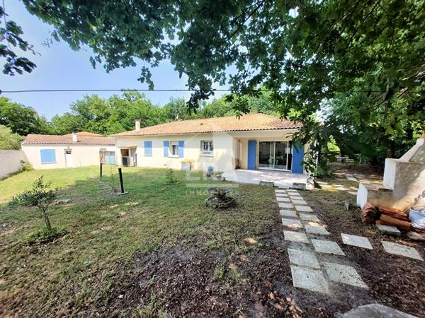 MAISON DE PLAIN-PIED - ENVIRONNEMENT calme et arboré - avec en BONUS une DEPENDANCE à aménager