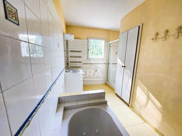 MAISON DE PLAIN-PIED - ENVIRONNEMENT calme et arboré - avec en BONUS une DEPENDANCE à aménager