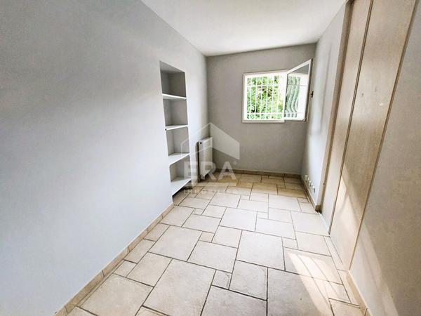 MAISON DE PLAIN-PIED - ENVIRONNEMENT calme et arboré - avec en BONUS une DEPENDANCE à aménager