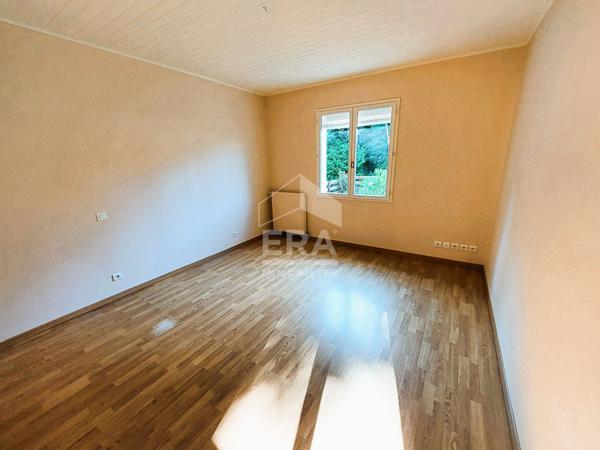 MAISON DE PLAIN-PIED - ENVIRONNEMENT calme et arboré - avec en BONUS une DEPENDANCE à aménager