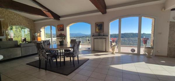 A visiter, villa de 195 m² environ pleine de charme !