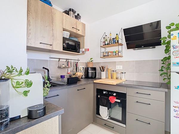 A vendre Angers Belle Beille Patton universités, appartement type 3, 2 chambres,1er étage, ascenseur,balcon, cuisine aménagée équipée, garage fermé, chauffage individuel, tramway en face de la résidence.