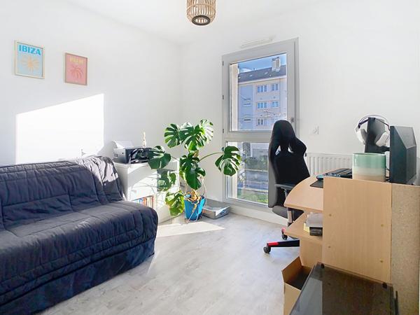 A vendre Angers Belle Beille Patton universités, appartement type 3, 2 chambres,1er étage, ascenseur,balcon, cuisine aménagée équipée, garage fermé, chauffage individuel, tramway en face de la résidence.