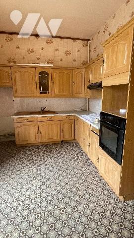 JANVILLE EN BEAUCE Local commercial avec appartement et grande cour