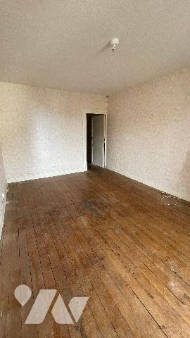 JANVILLE EN BEAUCE Local commercial avec appartement et grande cour