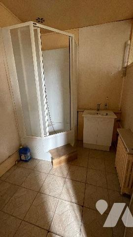 JANVILLE EN BEAUCE Local commercial avec appartement et grande cour